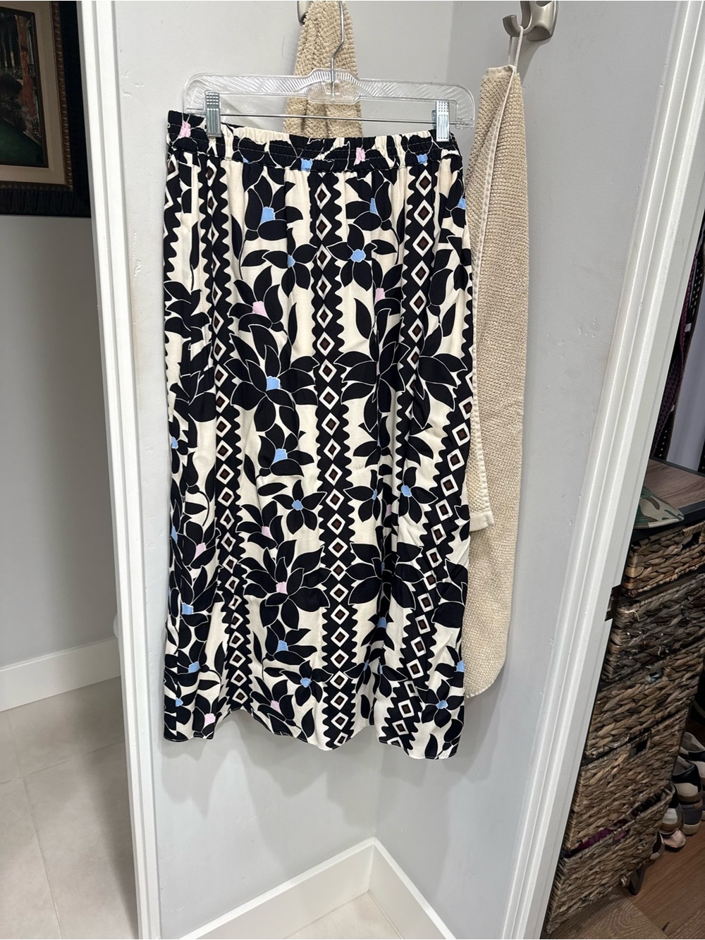 HOBBS LONDONWomen's Black & Cream Floral A-Line Skirt with Blue